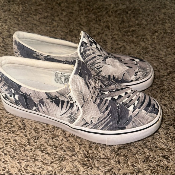 Nike Black and White Sneakers Classic Style - Picture 1 of 7